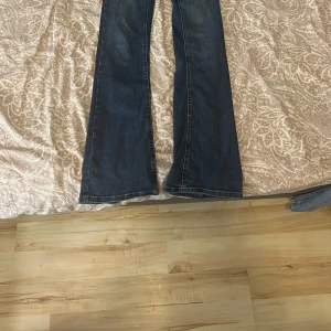 Mörkblå bootcut jeans från ONLY - Snygga mörkblå jeans från ONLY i bootcut-modell. Jeansen har klassisk femficksdesign, normal passform och är tillverkade i ett mjukt denimtyg. Perfekta för dig som gillar en tidlös look med lite utsvängda ben.