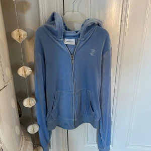 Juicy couture tröja - Ljusblå, jc zip up hoodie i stolek 12/13 år.🫰🏼