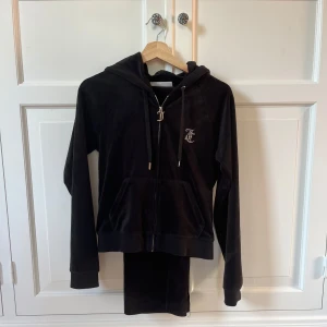 Juicy Couture set - Super gulligt svart Juicy Couture set, tröjan i S och byxorna i XS. 💕