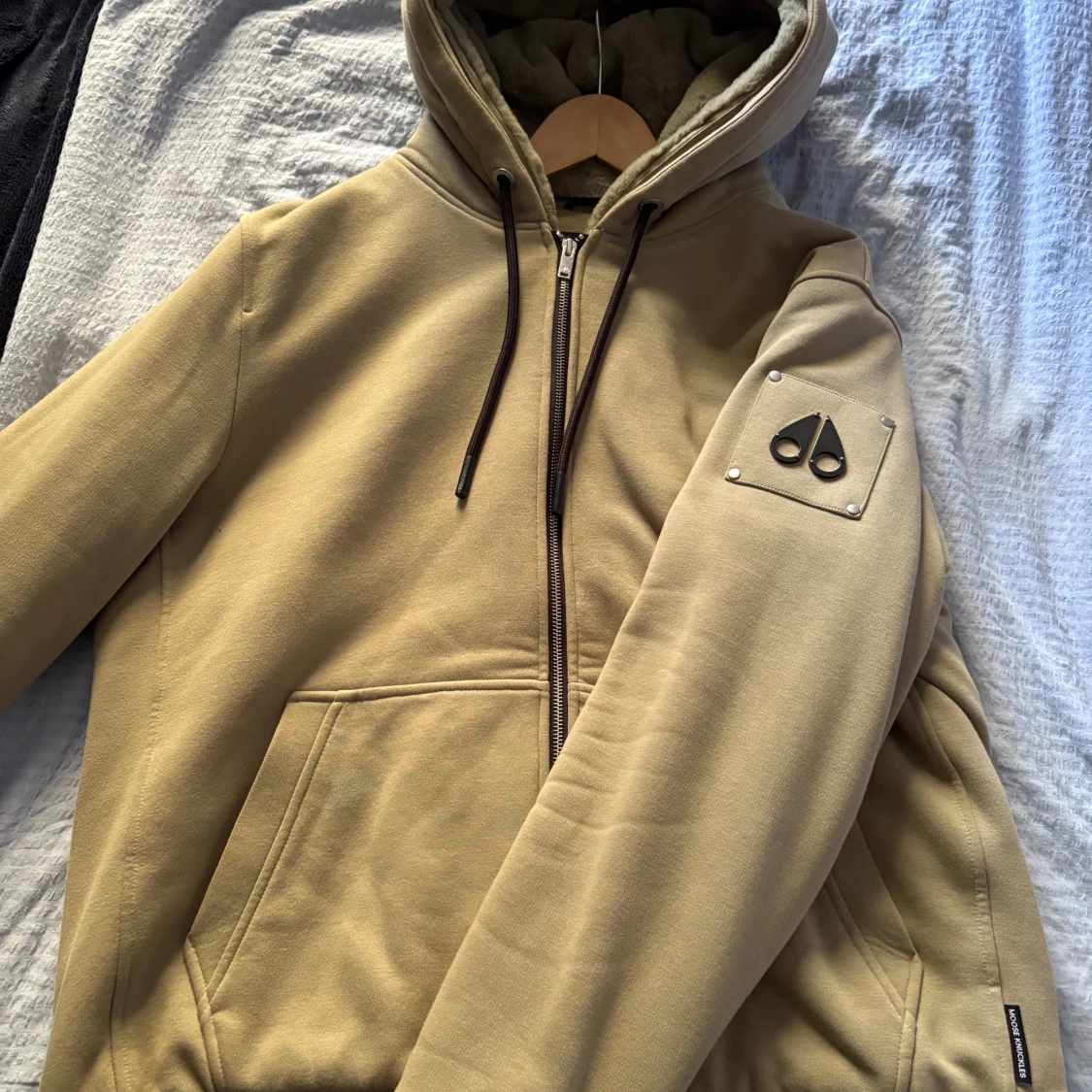 Beige hoodiejacka från Moose Knuckles