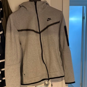 Nike tech  - Säljer min Nike tech eftersom att den inte används. Väldigt bra skick. Skulle säga att den är som ny. Färg grå såklart och är i storlek L. Säljer den billigt för att jag behöver pengar. 