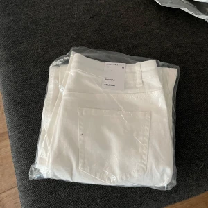 Vita raka jeans från Name It - Säljer mina vita jeans dom är helt nya aldrig använt. Ge pris förslag🙏