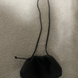 Dumpling axelväska - Säljer en svart axelväska i läder. Köpt nyss från Raffinato men kommer ej till andvänding då jag aldrig använt den. Köpt för 499kr och säljer för 350kr. Kan tänka mig att gå ner i pris