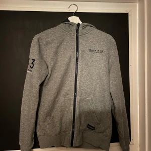  Race Marine hoodie - Säljer en grå hoodie från Race Marine i storlek S. Säljer för 50 kr inga defekter och bra skick✅