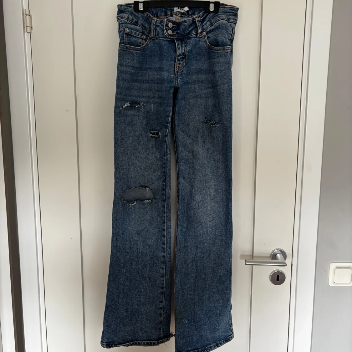 Blå slitna bootcut jeans - 1