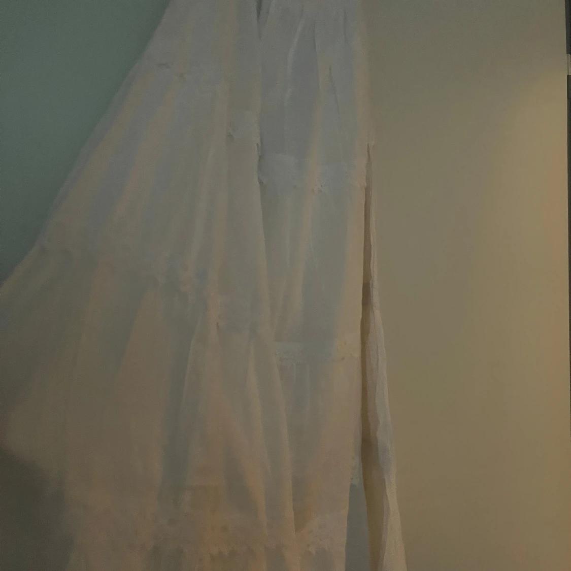 Vit långkjol med spetsdetaljer - 1