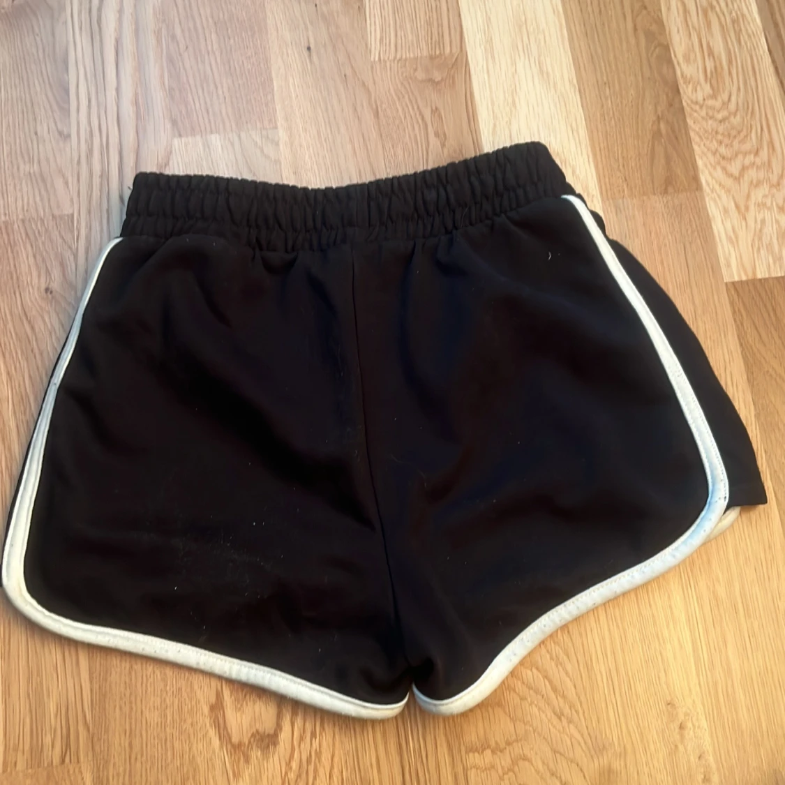 Två sportiga shorts med kontrastkant - 4