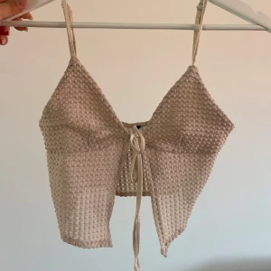 Knyttopp - Beige knyttopp från H&M i strl XS o fint skick 💌 Lappen bortklippt då den skavde i ryggen