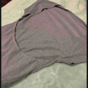 Grå topp med öppen rygg - Grå topp med öppen rygg