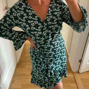 Blommig klänning - Blommig knälång klänning från Gina tricot i fint skick 🫶🏼 Storlekslappen är ej kvar men bedömer den till strl M ☺️