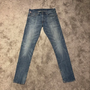 Ralph Lauren jeans - Sällsynta Ralph Lauren jeans i modell low skinny, Storlek W30 L32. Klassisk mellanblå denim med lätt tvätt. Välsittande passform som framhäver silhuetten. I mycket bra skick, knappt använda och utan slitningar.  Nypris: 2699 mitt pris 799. Hör av dig vid funderingar eller om du vill ha exakta mått. Pris ej hugget i sten och följ för rabatt!