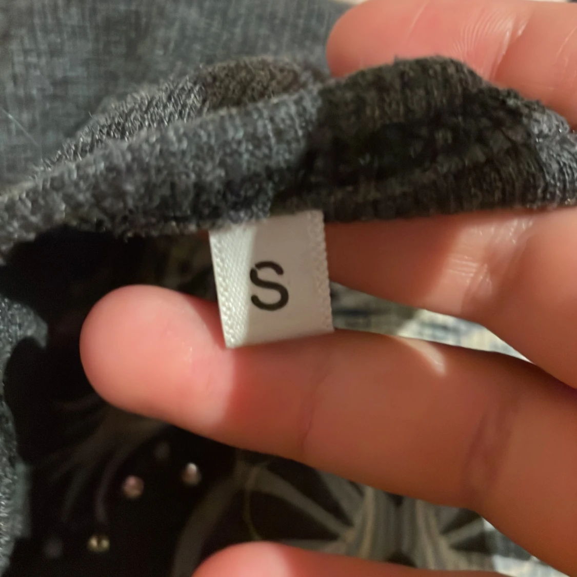 Mörkgrå långärmad tröja med tryck - 2