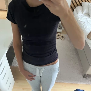 Mörkblå t-shirt - En mörkblå t-shirt från Primark i stretchigt material med rund hals och korta ärmar. Modellen är slim och sitter tight mot kroppen och är i storleken 2XS.