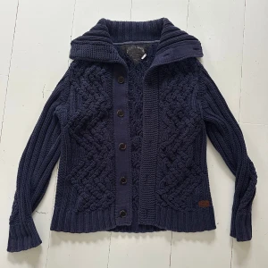 Stickad cardigan - En snygg och stilren stickad cardigan från Tommy Hilfiger. Perfekt nu till hösten! Säljer då den inte kommer till användning. Storlek: M