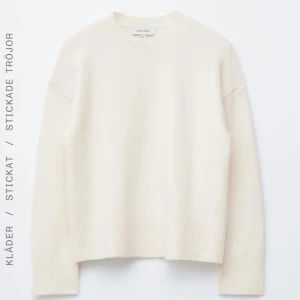 Vit stickad tröja från & Other Stories - Säljer en clean och stilren vit stickad tröja från & Other Stories. Tröjan har rund hals, långa ärmar och breda ribbade muddar vid ärmslut och nederkant. Använd fåtal gånger, skriv för egna bilder😇😇