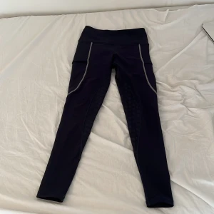 Mörkblåa maya delorez - Mörkblåa maya delorez ridbyxor,  Hög midja och stretchigt material som sitter tajt och bekvämt. Liten guldig logga på sidan, ridbyxorna är inte använda många gånger och äkta. På baksidan är de små maya delorez loggor. Pris kan diskuteras