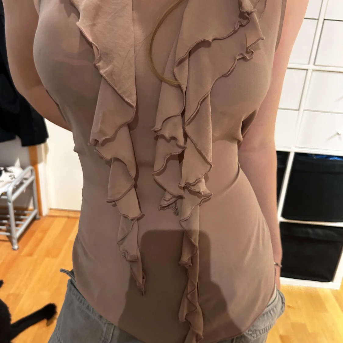 Beige linnetopp med volangdetaljer - 1