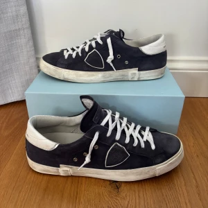 Philippe Model blå mocka sneakers - Tjena! 👋 jag säljer dessa as fetta skor och jag garanterar äktigheten! Skick 7/10 pga att på ena skon har stichingen lossnat på skoryggen kolla bild 4 