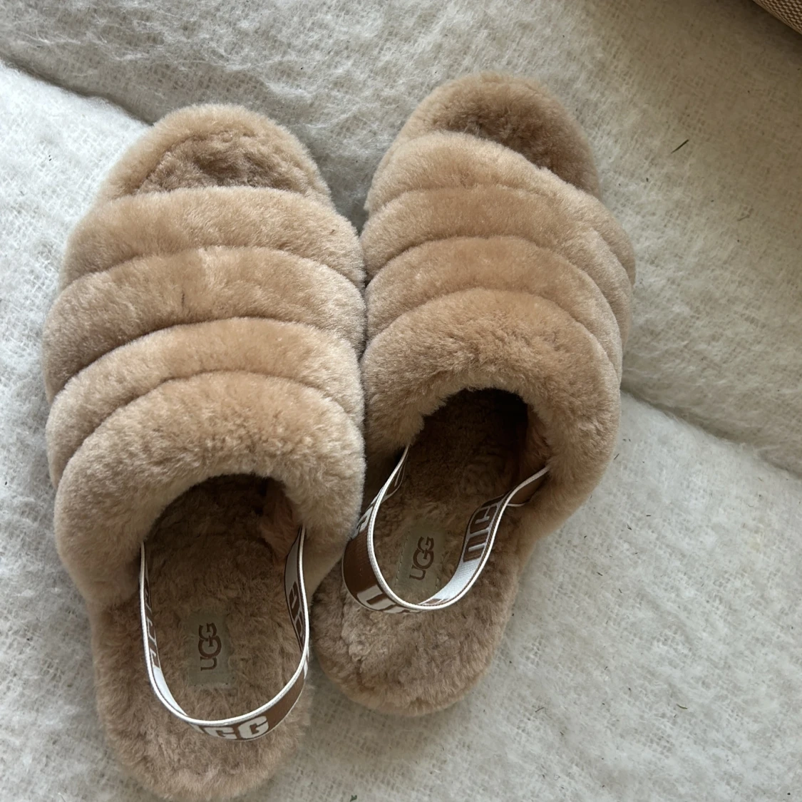 Beige fluffiga sandaler från UGG - 1