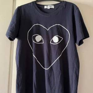 Cdg T-shirt  - Säljer nu denna blåa cdg T-shirt i perfekt skick då jag knappt använder den. Storlek S
