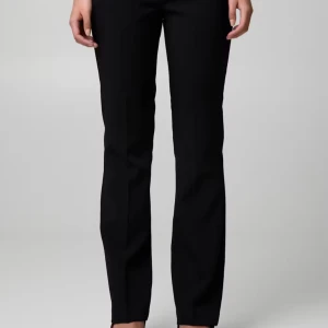 Svarta kostymbyxor från Bik Bok - Snygga svarta kostymbyxor från Bik Bok i modellen Vera med medellågmidja. Personen jag köpte dessa från också på plick hade klippt av dom och sedan sytt upp dom. Så innerbenslängden är 71 cm. Hör av dig vid frågor eller intresse 💗💗