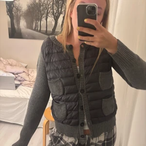 Moncler cardigan - Säljer en superfin moncler cardigan i en gammlare modell, köpte den på vinted men passade tyvärr inte riktigt mig! Den är storlek L men sitter bättre på en XS-S❣️