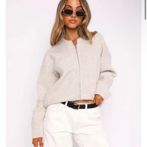 White fox stickad tröja - Stickad jacka/tröja från White fox. Köpt för cirka 800 kr.  Använd enstaka gånger, xs/s. 