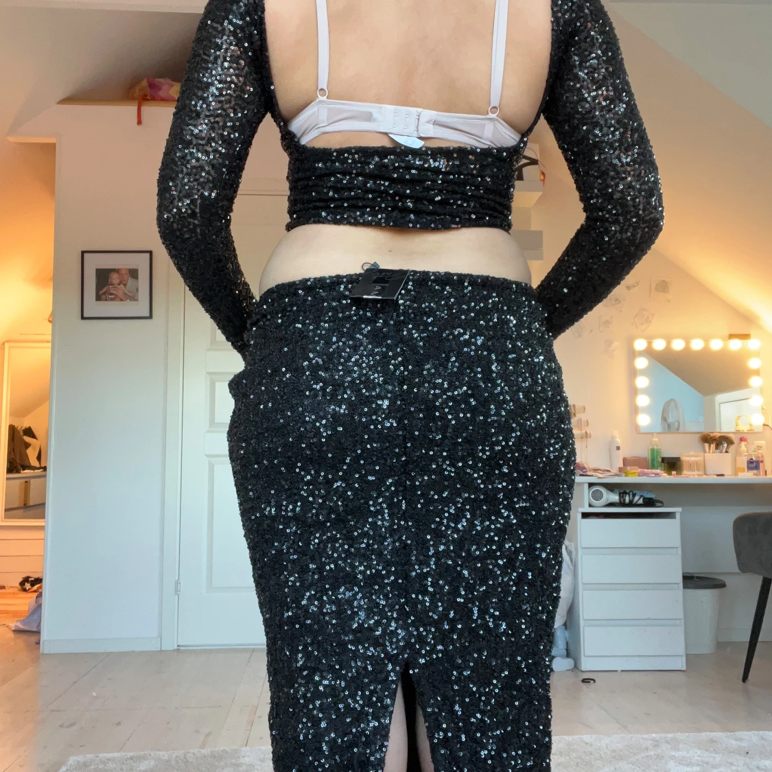 Svart glittrig långklänning med slits - 1