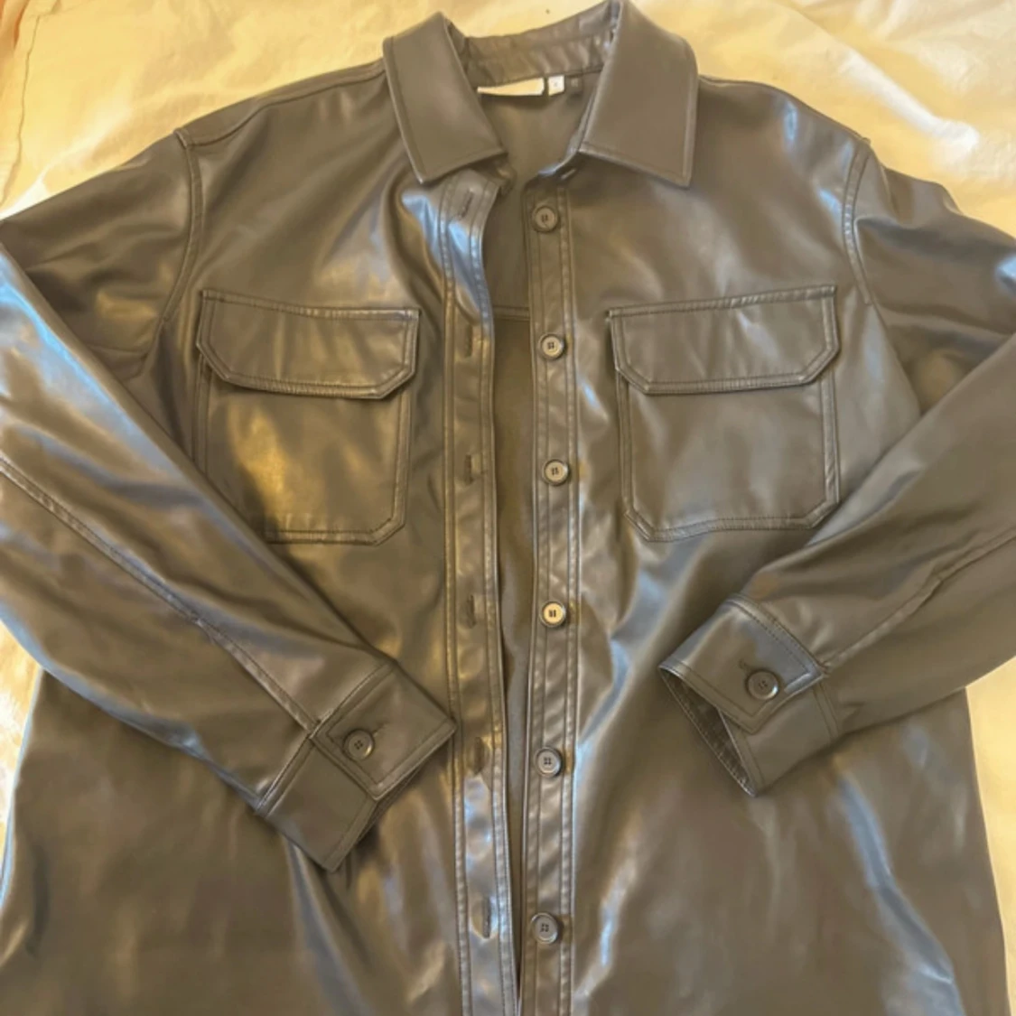 Svart oversized skinn-overshirt