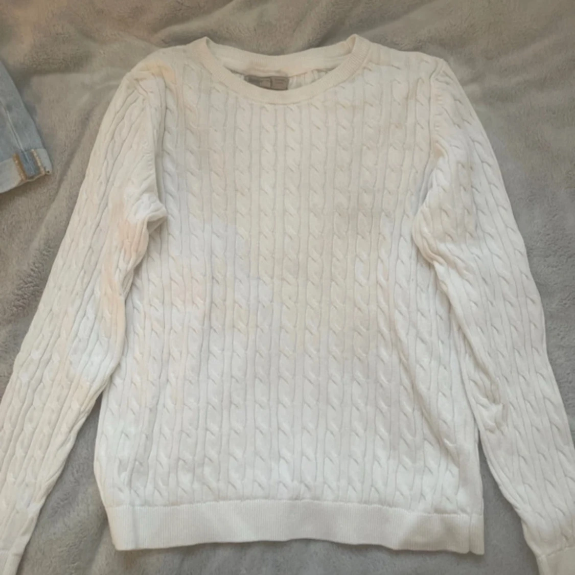 Vit kabelstickad tröja