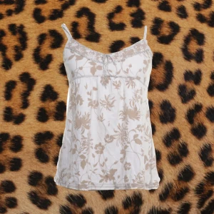 Abercrombie babydoll linne - Babydoll linne i fin blomster mönster i stl M, den har justerbara axelband så passar mer som S! Den är i 100% bomull 🐆🍒❣️