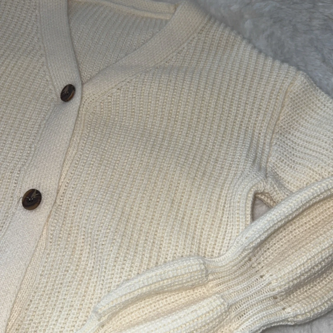 Beige stickad kofta med puffärm - 1