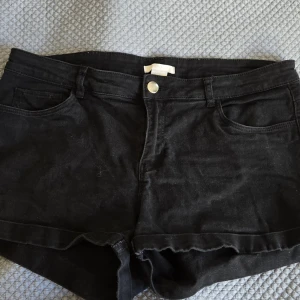 Svarta jeansshorts - Svarta jeansshorts från H&M i klassisk femficksmodell med knapp och dragkedja framtill. Shortsen är mellan midwaist och low waist! Stl 40! Med lite stretch!! Fråga om du har några frågor och skriv innan du köper och om du är intresserad!!! Pris kan diskuteras!