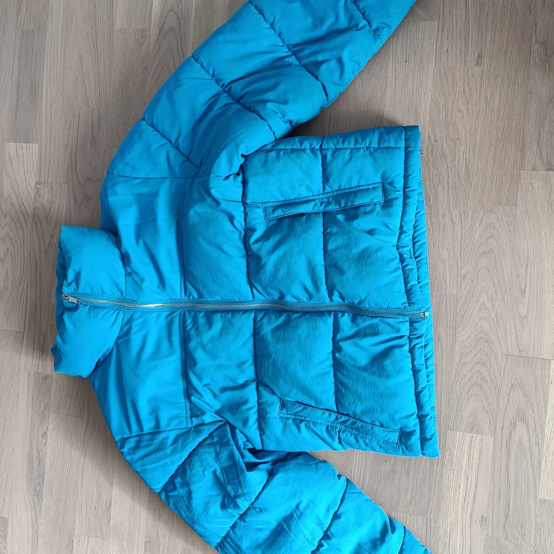 Blå pufferjacka från Gina Tricot  - 3