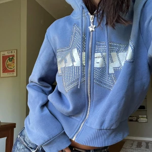 y2k hoodie - cool y2k hoodie med rhinestones och silverdetaljer🖤