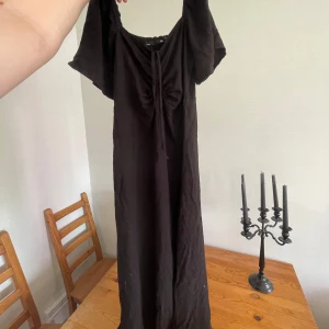 Svart sommar klänning  - Säljer denna super söta och sköna sommar klänning som inte kommer till användning. Köpt på Lager 157 men bara testat ej använd. Storlek S eller XS men jag tycker att den är väldigt stretchig så skulle även passa M. Bröstdelen på klänning går att justera. 💕