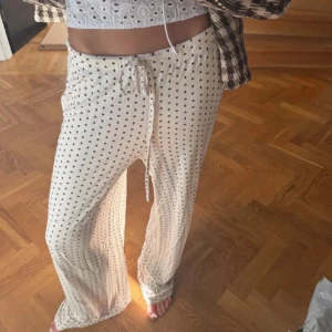 Mjukisbyxor - Säljer dessa jättefina mjukisbyxor med hjärtan på då de tyvärr inte kommer till användning. Jättebra skick, står ingen storlek men de passar en xs-m.