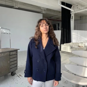 gina coat navy blue  - säljer min superfina kappa ifrån design by si, sparsamt använd så den är i fint skick, skirv för egna bilder! köparen står för frakt 