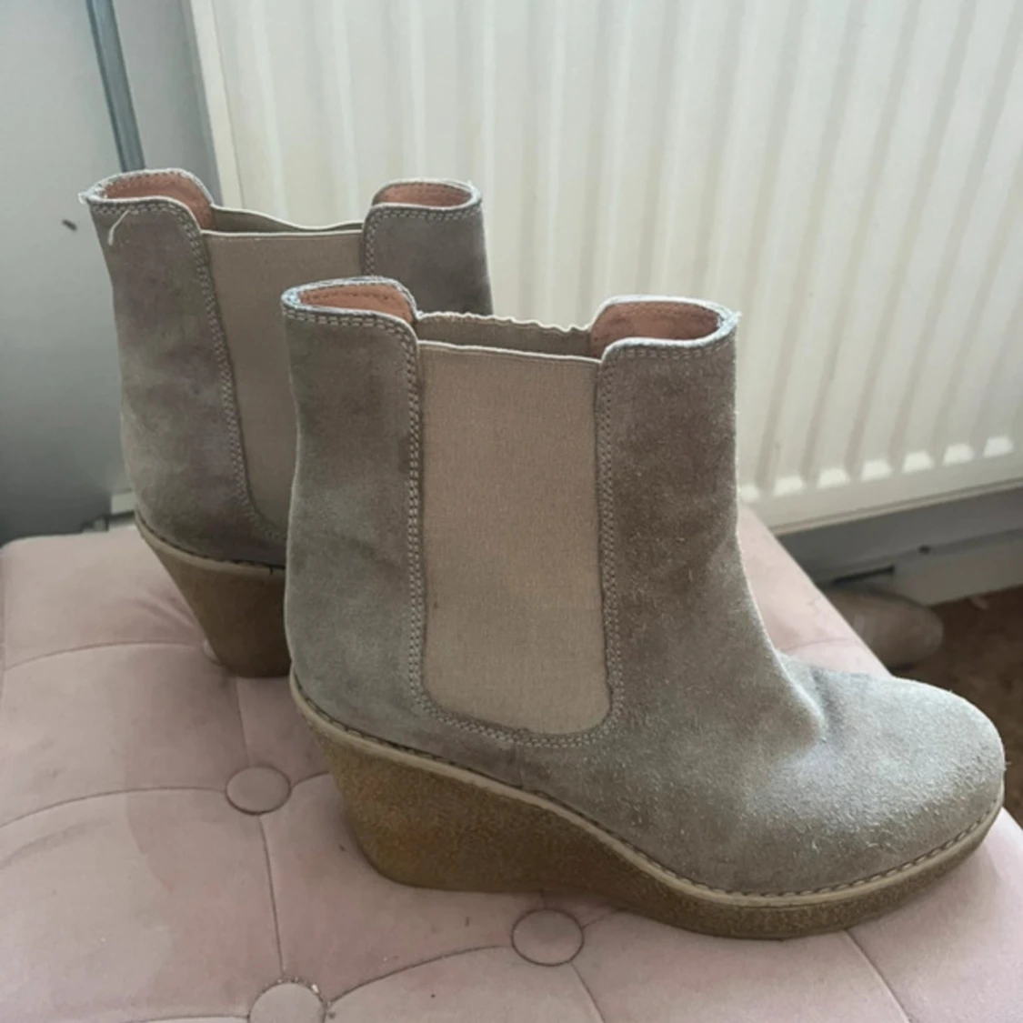 Beige mocka chelsea boots med kilklack - 1