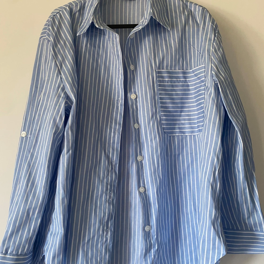 Blåvit randig skjorta med ficka - 1