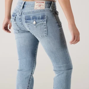 BYTA ELLER SÄLJA, True Religion joey low rise jeans  - Mina jeans är i bra skick, kanske lite slitna längst ner, i w24, och önskar byta till ett par i bra skick storlek w23 eller sälja de jag har🩷 kan skicka bilder om man vill, fast la inte in några då de är undanlagda just nu 