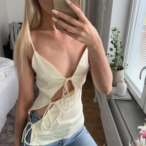 Gul cut out topp - Så snygg! Aldrig använd! 