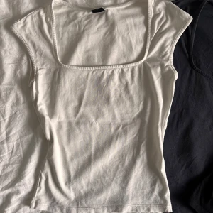 Gina Tricot soft touch toppar - Alla tre toppar säljs tillsammans för 150kr. Vit, svart och grå, samtliga i storlek S. Alla tre är i bra skick, sparsamt använda! Jag fraktar gärna, köparen står för frakten, annars hämtas topparna i Tyresö/Globen 💞
