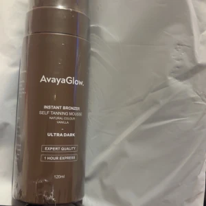 AvayaGlow Instant Bronzer Ultra Dark - AvayaGlow Instant Bronzer Self Tanning Mousse i färgen Ultra Dark ger en naturlig brun ton med vaniljdoft. Moussen kommer i en brun plastflaska på 120 ml och ger snabbt resultat på bara en timme. Perfekt för dig som vill ha en intensiv solkysst look. Den är skitbra! Oöppnad. Säljer eftersom jag redan har 3 likadana. Nypris 300/400. 