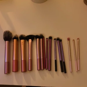 Resl techniques sminkborstar - Säljer två kompletta set med sminkborstar från Real Techniques. För det stora setet 350 kr och för det guldiga 300 kr🩷