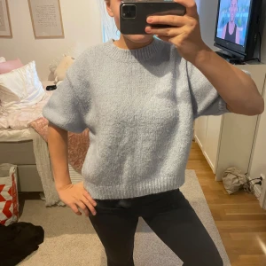 Ljusblå stickad kortärmad tröja💕 - Mysig ljusblå stickad tröja 