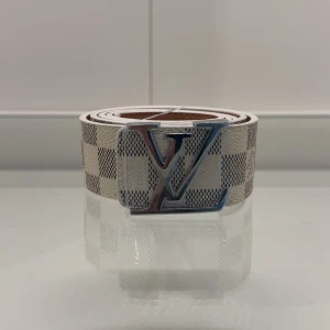 Snyggt skärp  - Perfekt accessoar för att lyfta din outfit med en lyxig touch.