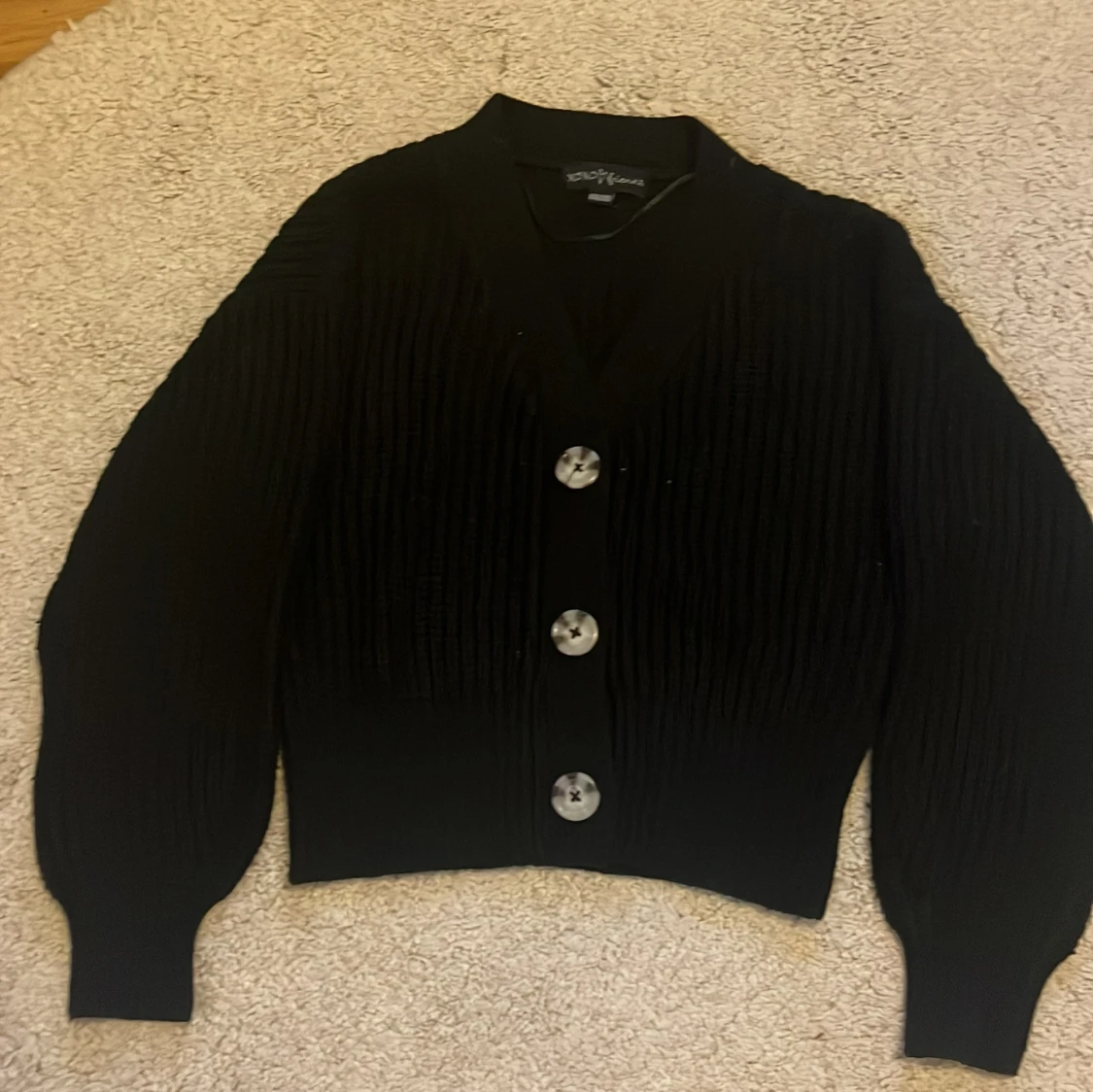 Svart ribbad kofta med stora knappar