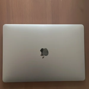 MacBook Air Retina - MacBook Air 2019. Köpt för en månad sen knappt använd har alla papper från Refurbed. Säljs pågrund av att jag knappt använde den och att jag behöver pengar snabbt. Nytt skick, pris kan diskuteras 