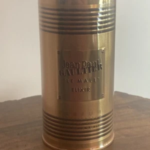Jean Paul Gaultier Le Male Elixir - Säljer en lyxig parfym, Le Male Elixir från Jean Paul Gaultier. Flaskan kommer i en snygg, guldig metallburk med svarta detaljer och klassisk design. Perfekt för dig som gillar exklusiva dofter och vill ha något som sticker ut i badrumshyllan.